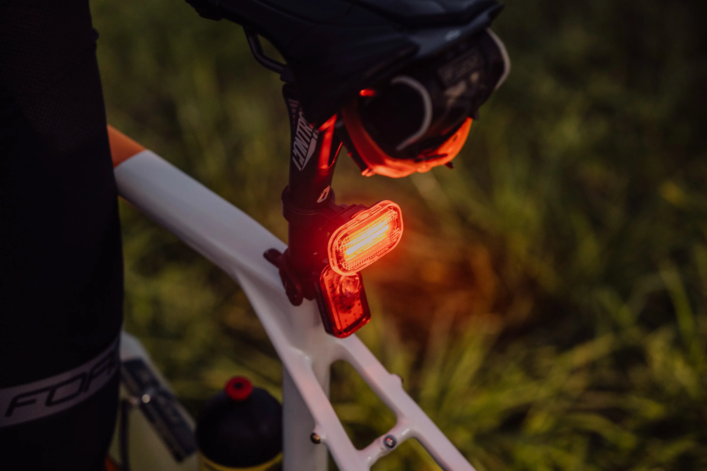 blikačka zadní FORCE BASIC LED 16LM +baterie