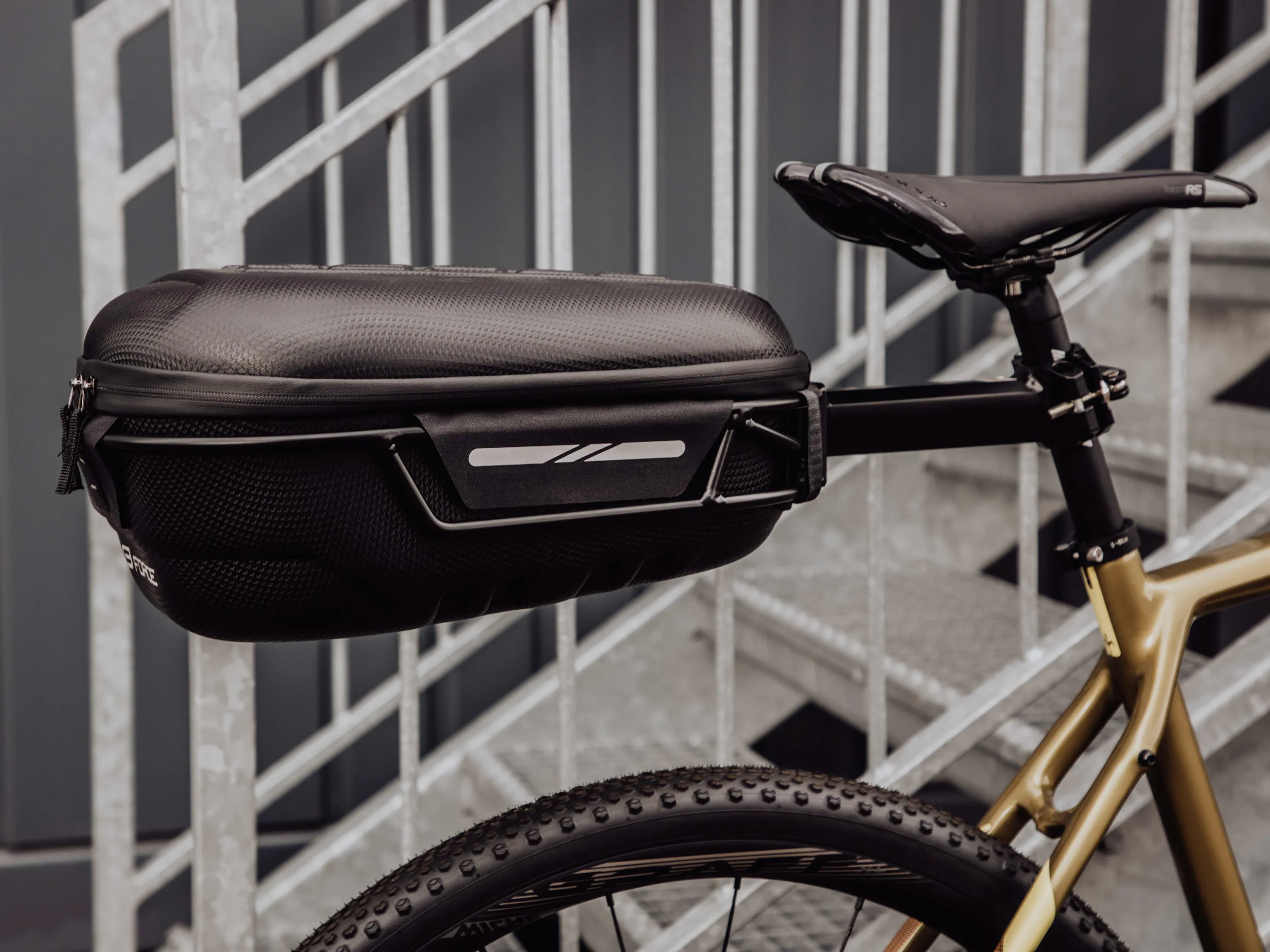 brašna pod sedlo FORCE CRUST XL s držákem, černá
