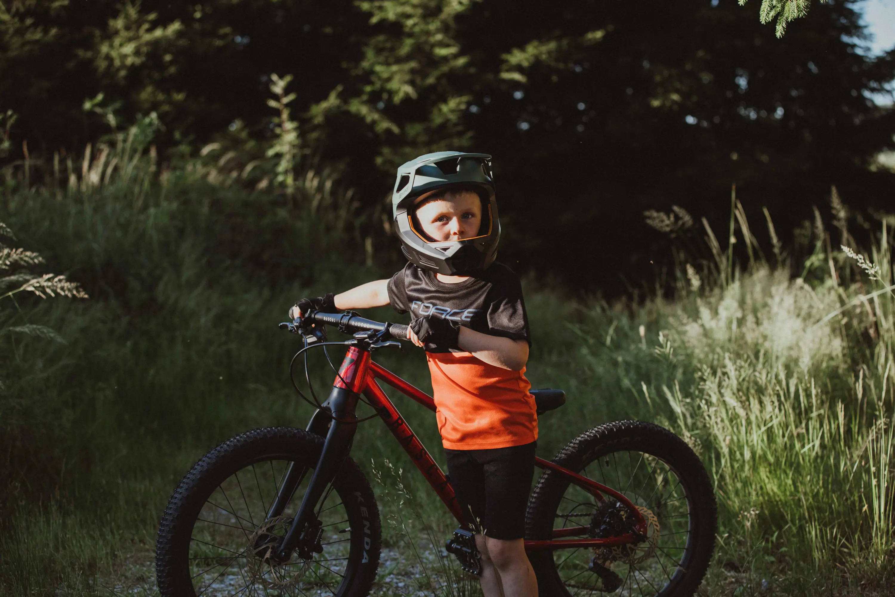 dres FORCE KID MTB CHEERY, černo-oranžový 141-153
