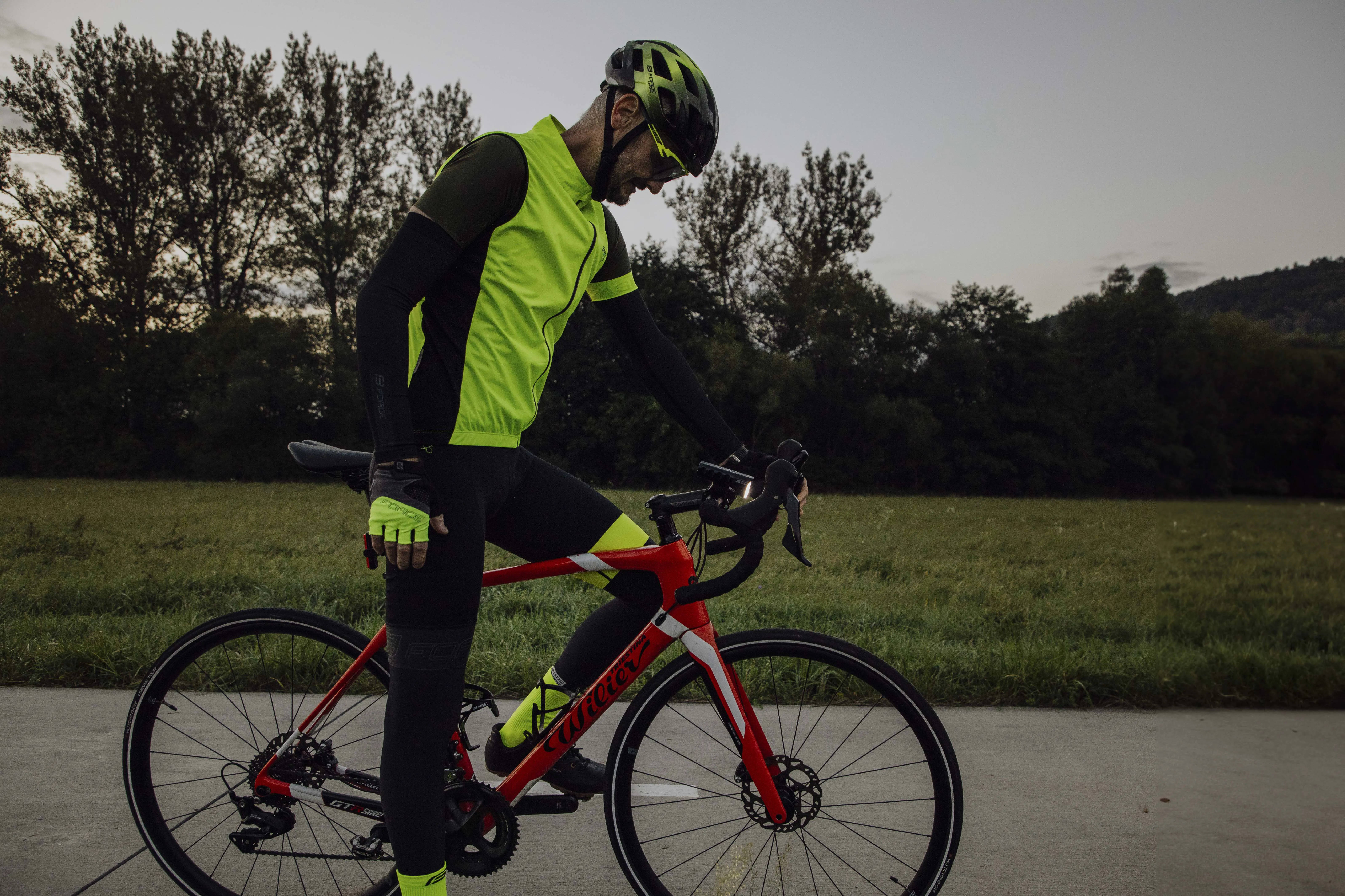 kraťasy F FASHION se šráky a vložkou,črn-fluo S