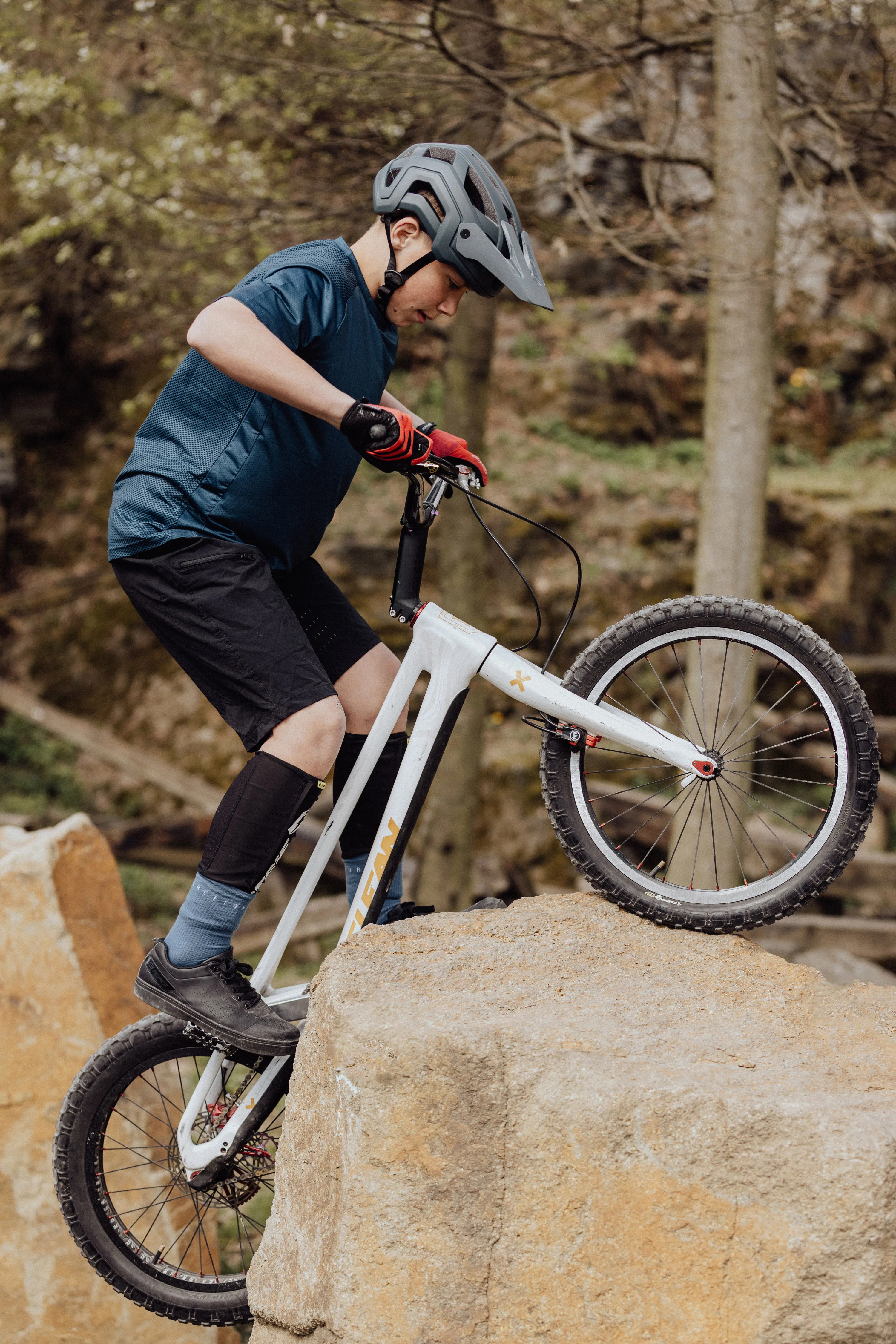 přilba FORCE TRAIL MTB, antracitová