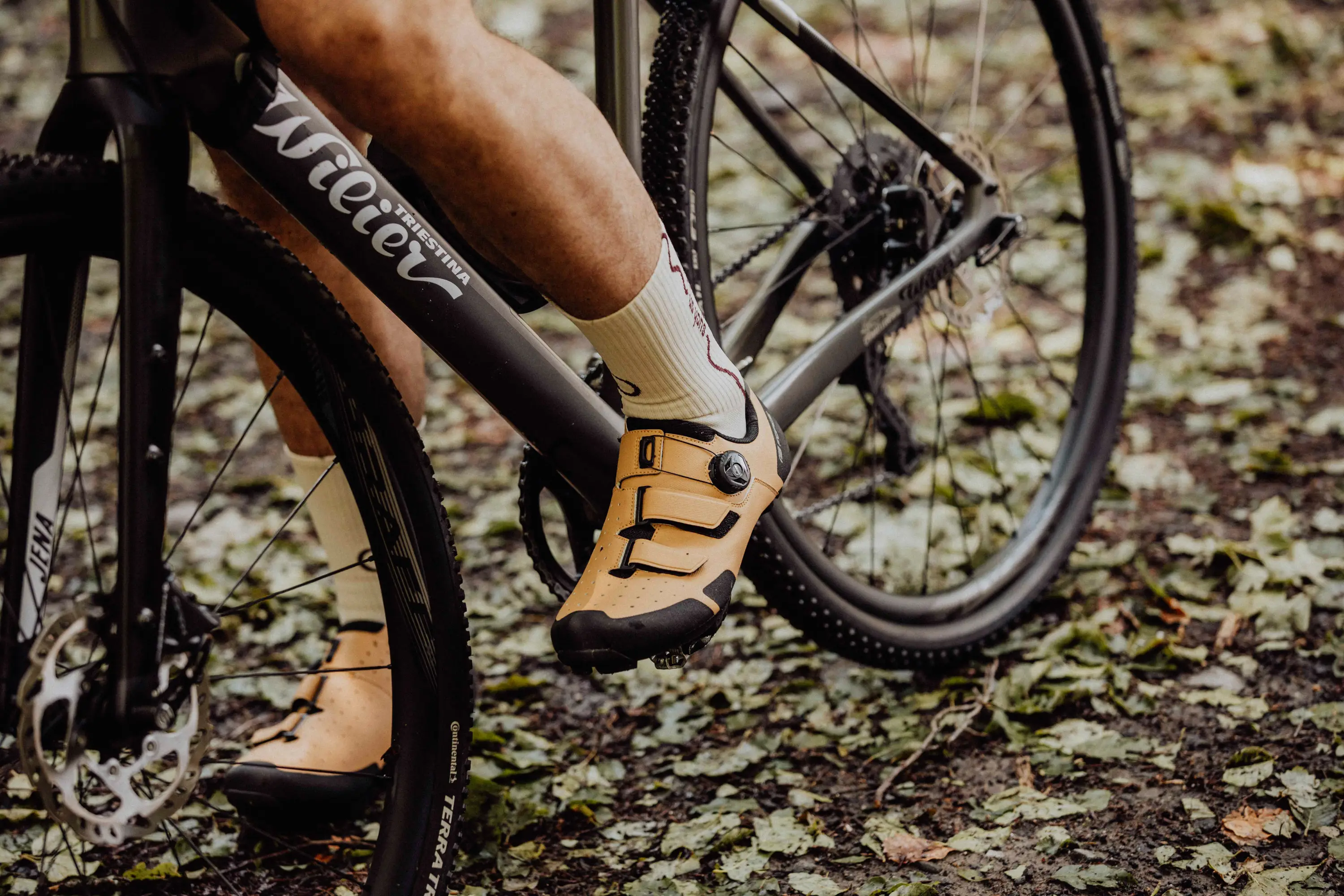 tretry FORCE MTB REVO 2, světle hnědé 42